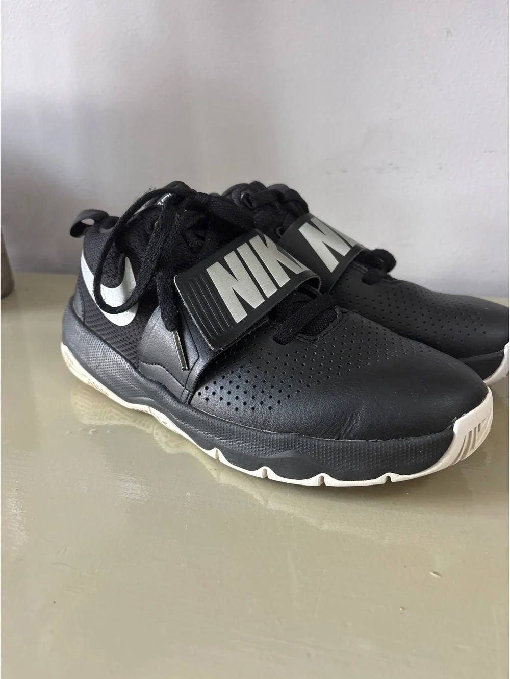 Nike Team Hustle D8 Boys Basketball Shoes Black Size 6 youth Kids